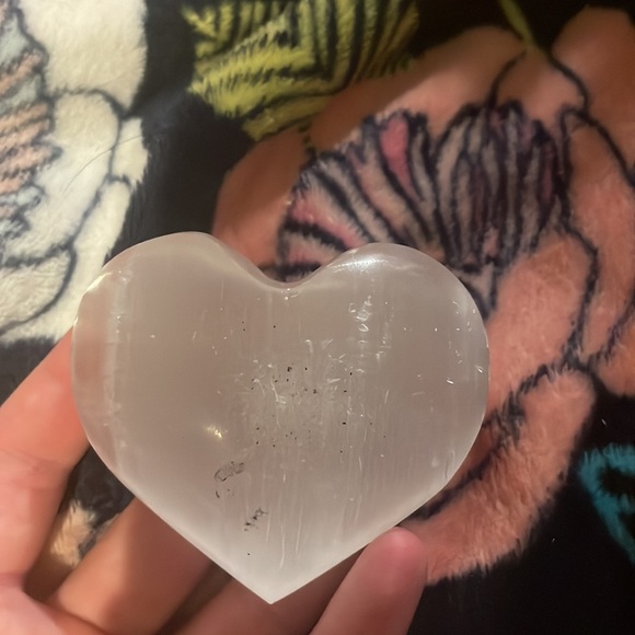 I’m selling a clear quartz crystal in the shape of a heart - Picture 2 of 2